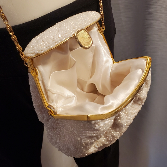 Antique 1920s White Beaded Evening Purse | Gold Chain Frame - Picture 5 of 16